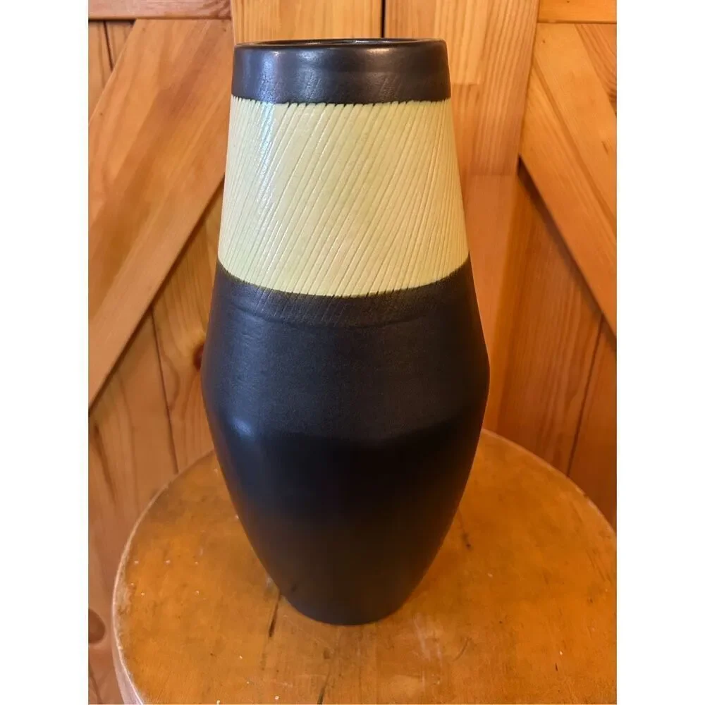 TRIBECA VASE one strip black cream 11.5” tall (8876)